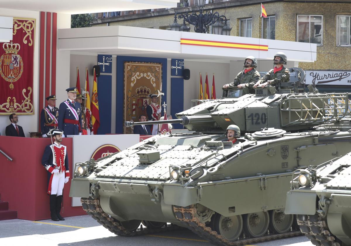 Magnífico desfile militar en un Oviedo hasta la bandera