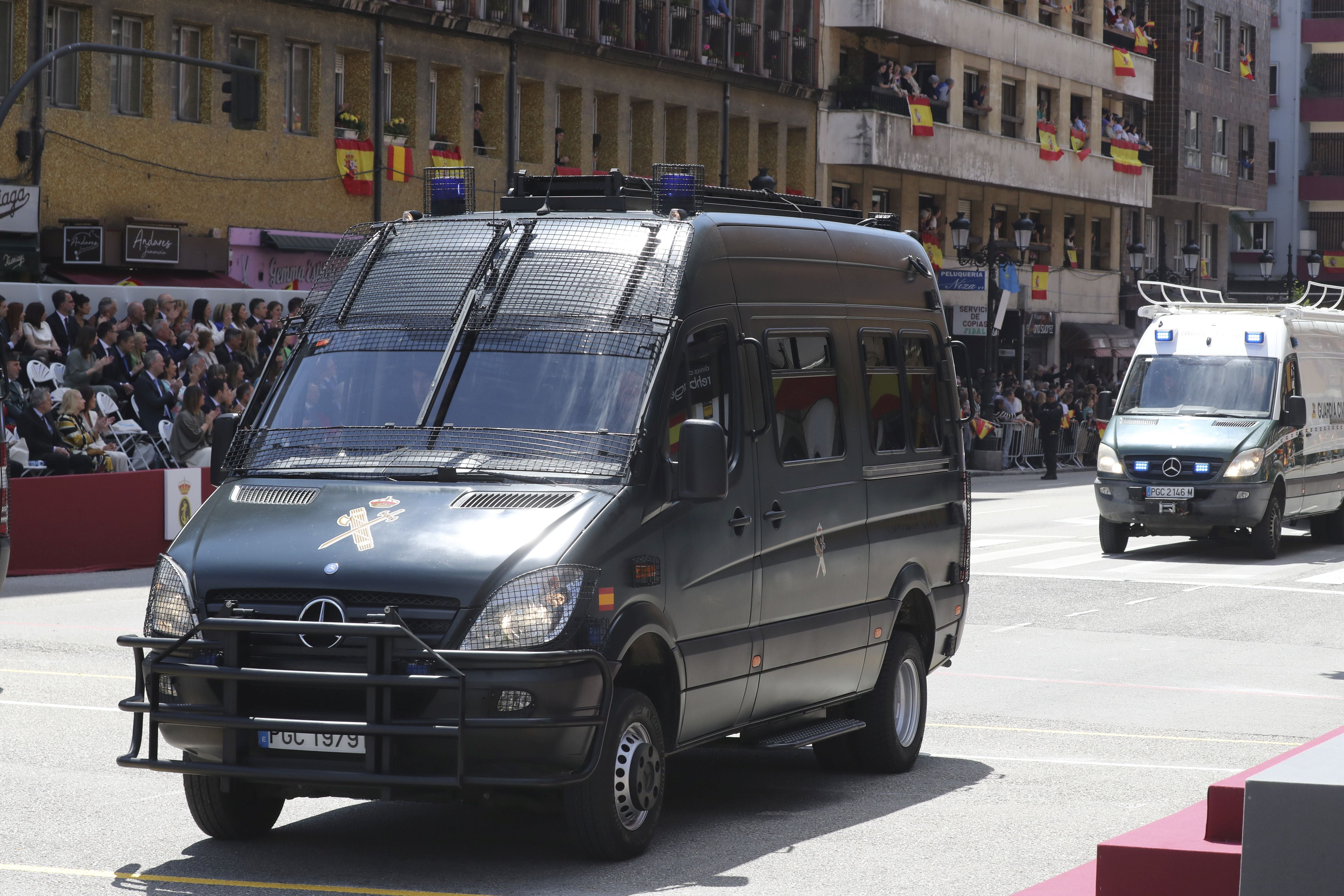 Magnífico desfile militar en un Oviedo hasta la bandera