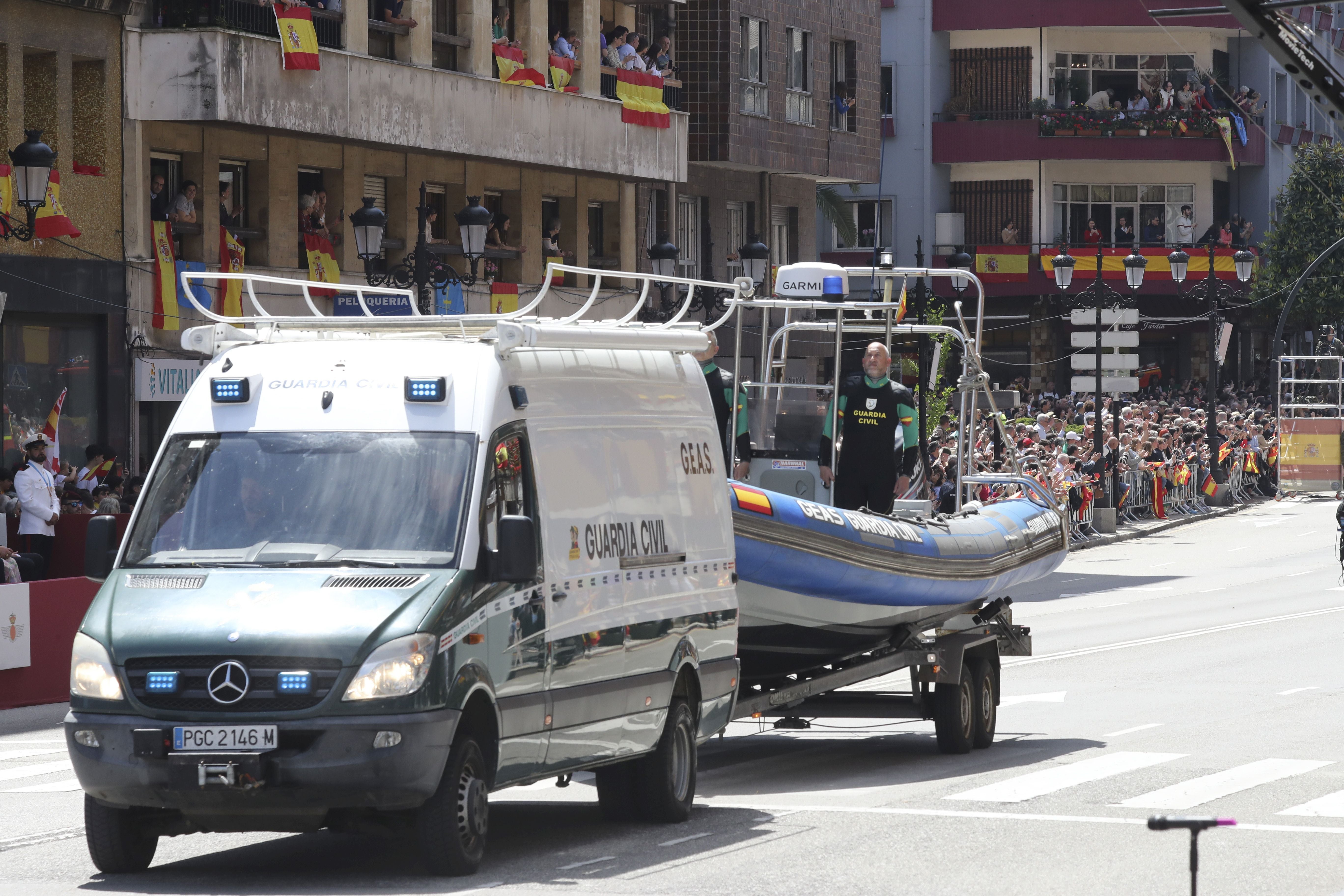 Magnífico desfile militar en un Oviedo hasta la bandera