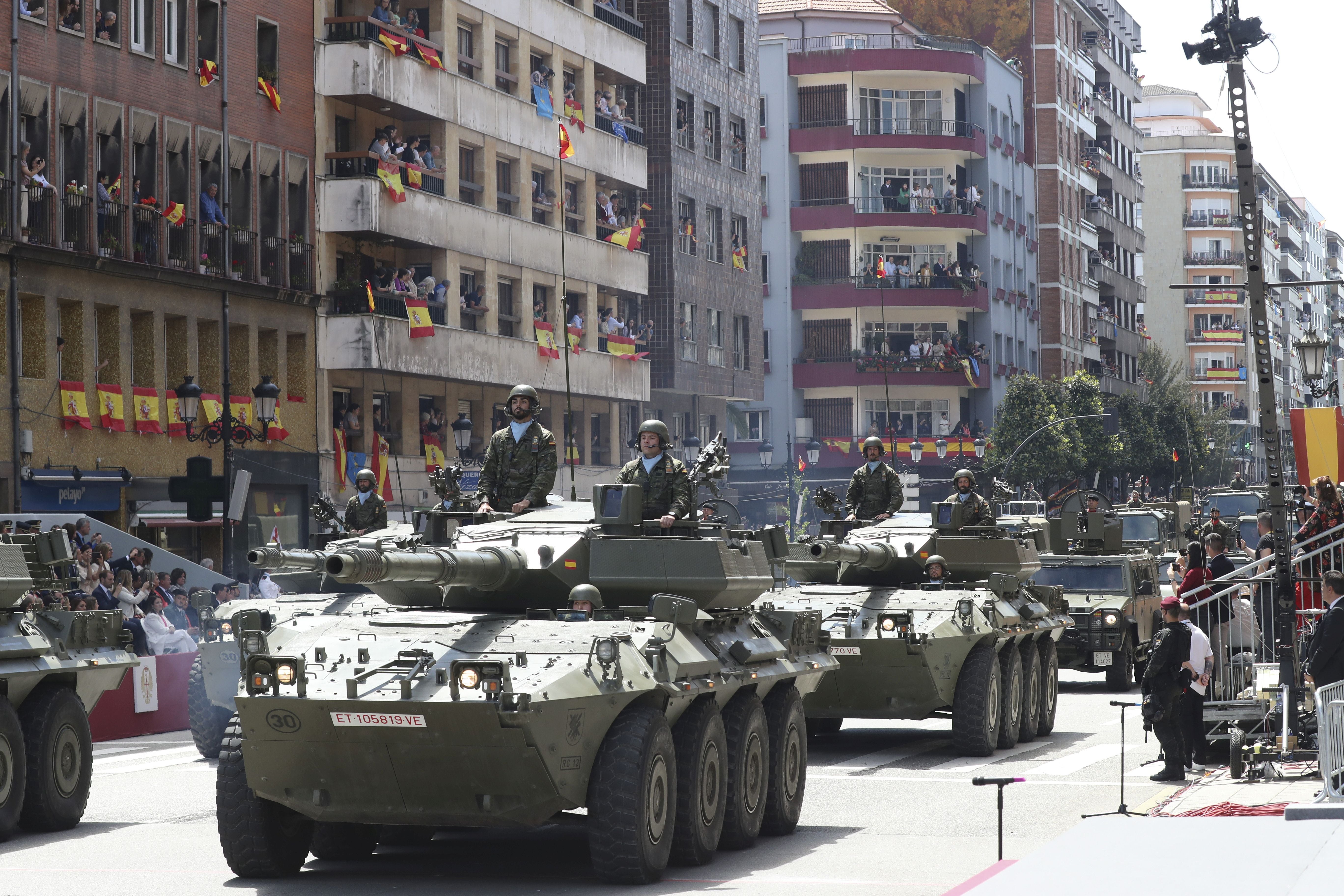 Magnífico desfile militar en un Oviedo hasta la bandera