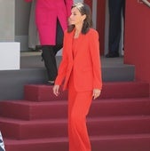 La Reina Letizia, de rojo y de nuevo con deportivas, en Oviedo