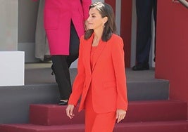La Reina Letizia, con un traje de chaqueta rojo, en el desfile por el Día de las Fuerzas Armadas en Oviedo.