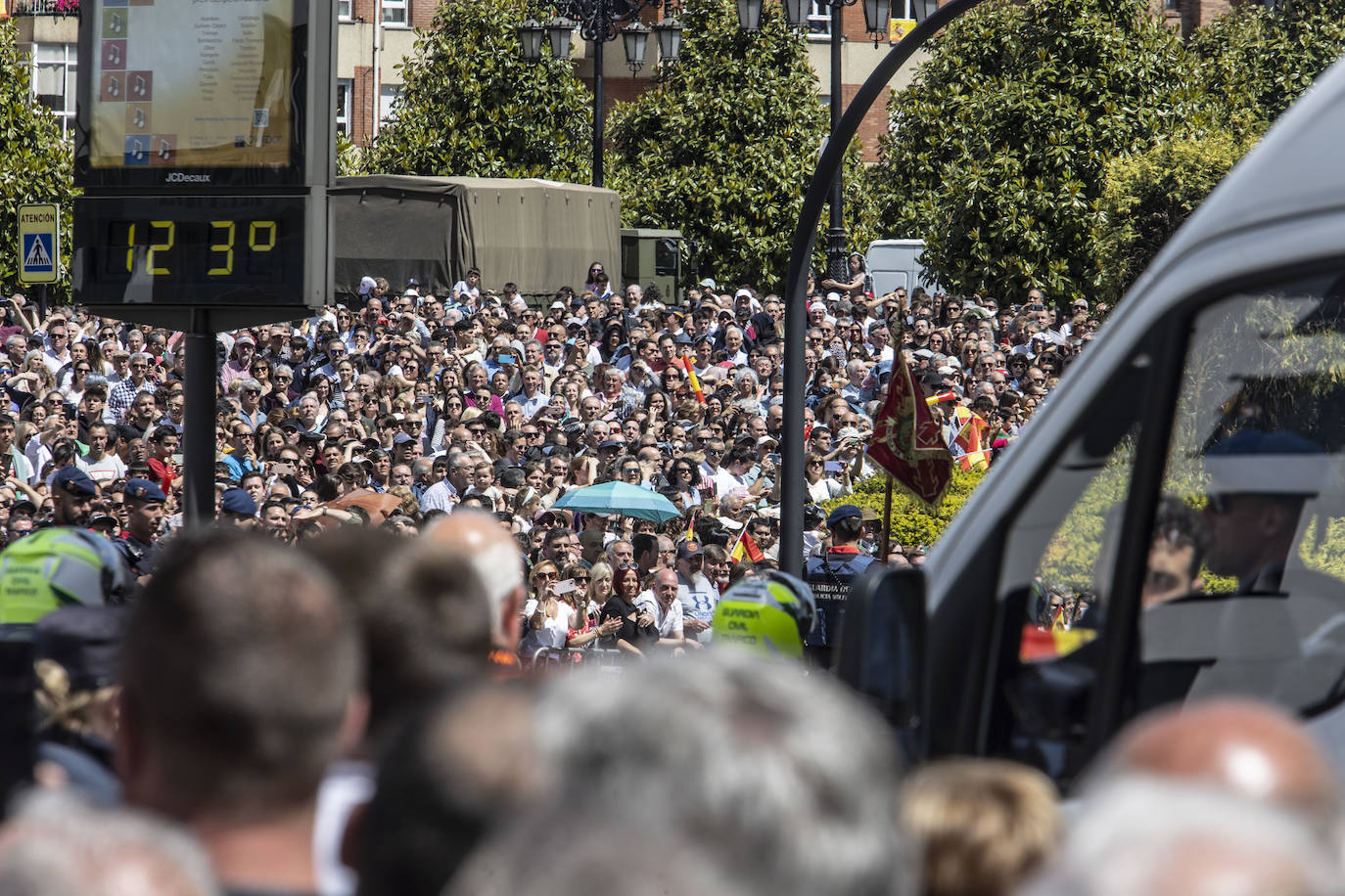 Magnífico desfile militar en un Oviedo hasta la bandera