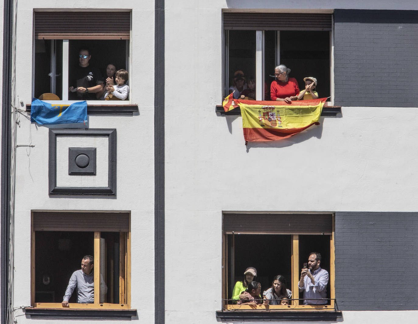 Si disfrutaste del desfile de las Fuerzas Armadas en Oviedo, búscate en nuestras fotos