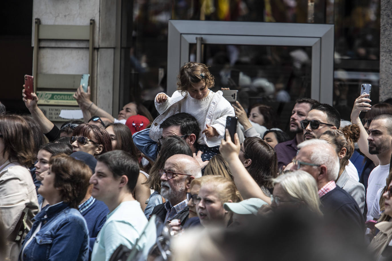 Si disfrutaste del desfile de las Fuerzas Armadas en Oviedo, búscate en nuestras fotos