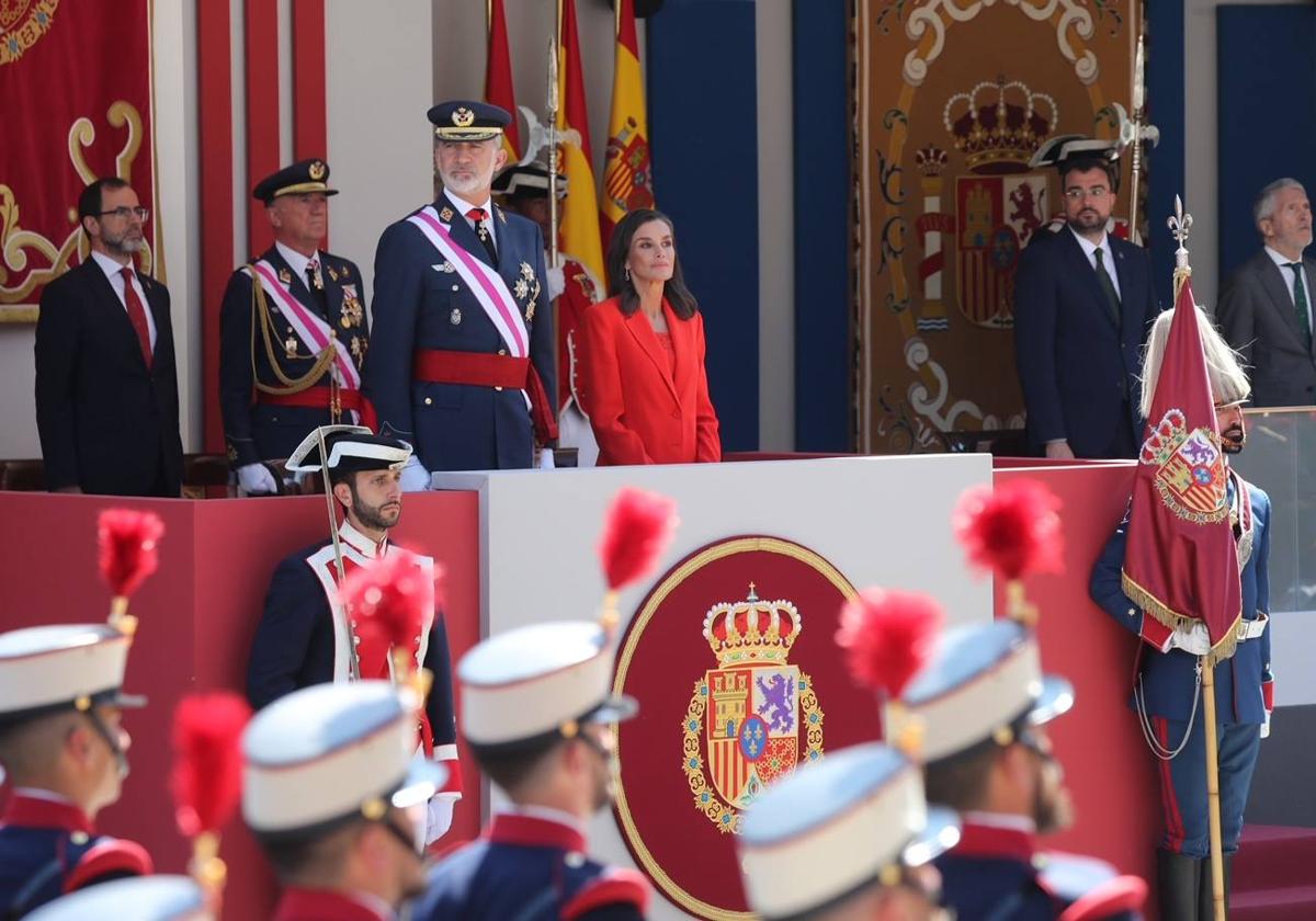 Los Reyes, Felipe VI y doña Letizia, en el palco real desde donde contemplaron el desfile.