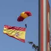 Impresionante maniobra de un paracaidista asturiano para desplegar una colosal bandera nacional