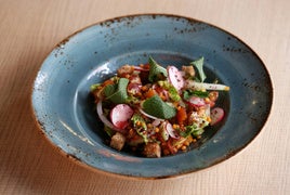 Plato de fattush con lenteja roja, vinagreta de melaza de granada y sumac elaborado por Alain López, cocinero del restaurante El Loco del Pelo Rojo.