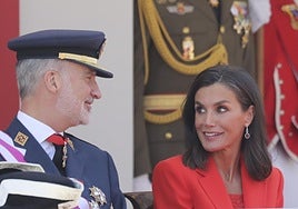 Los Reyes, Felipe VI y Letizia, no dejaron de mirarse y hablar durante todo el desfile del Día de las Fuerzas Armadas que, por primera vez, se celebró en Oviedo.