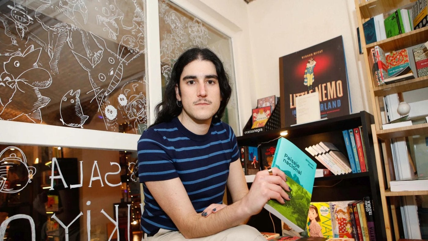 Millanes Rivas con un ejemplar de su último libro.