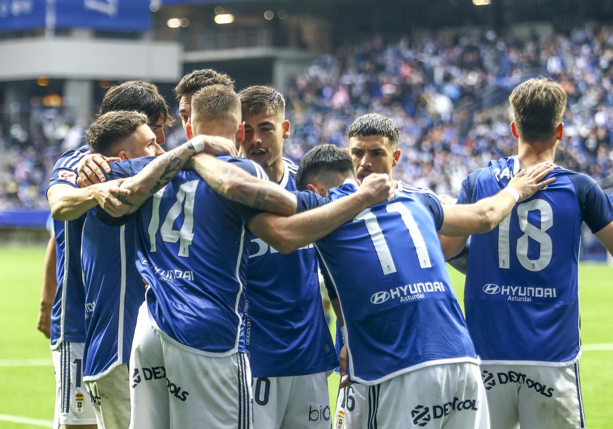 Los jugadores del Real Oviedo celebran uno de los goles ante el Andorra.