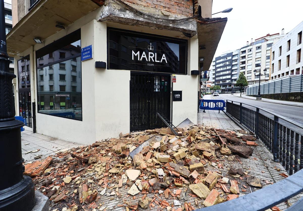Cae de madrugada una cornisa en pleno centro de Oviedo