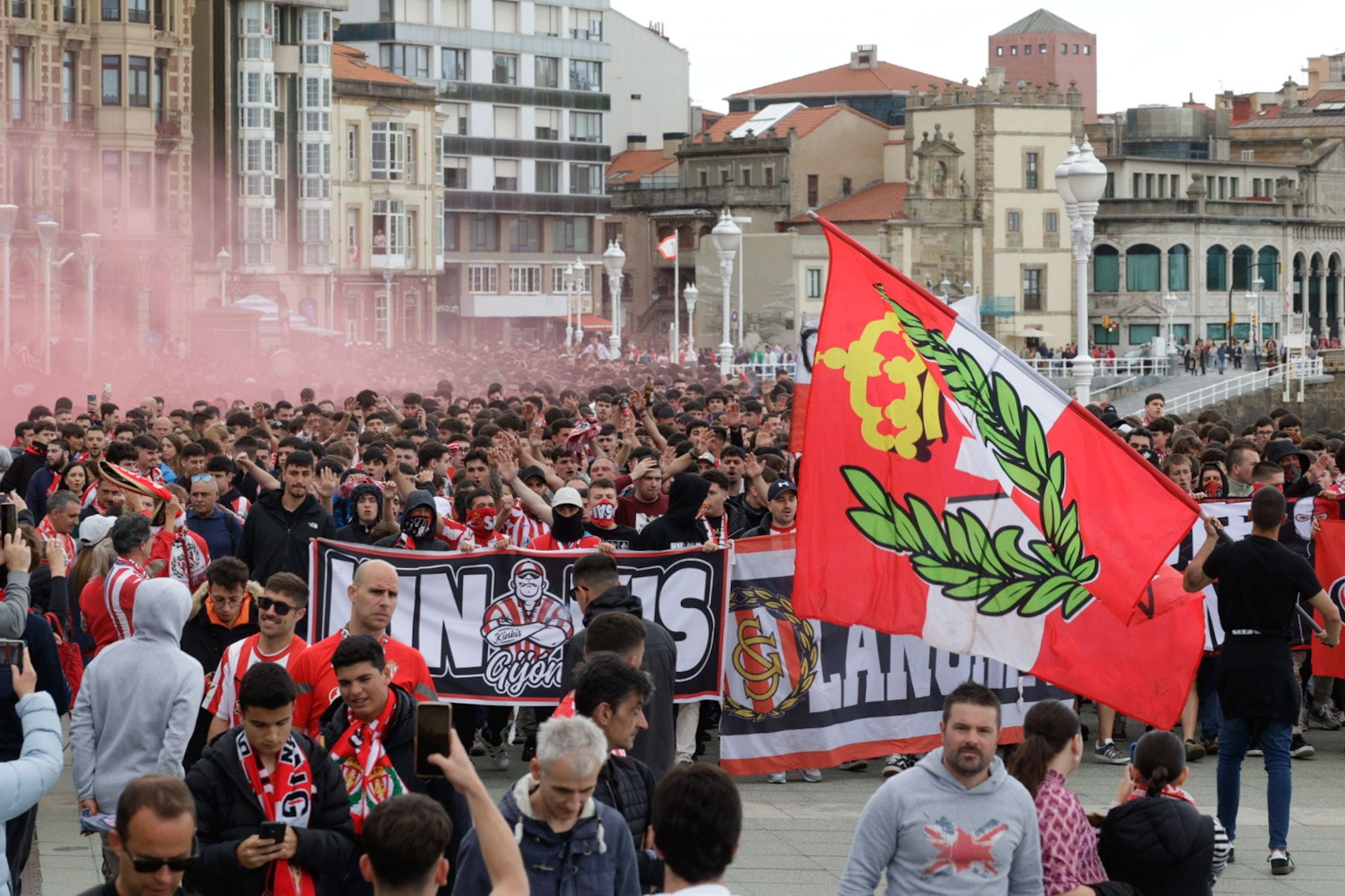 La &#039;Mareona&#039; toma Gijón