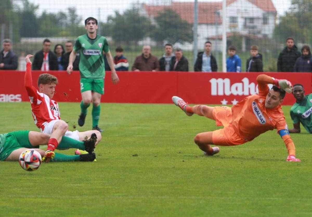 Jugada del partido entre el Sporting Atlético y L'Entregu.