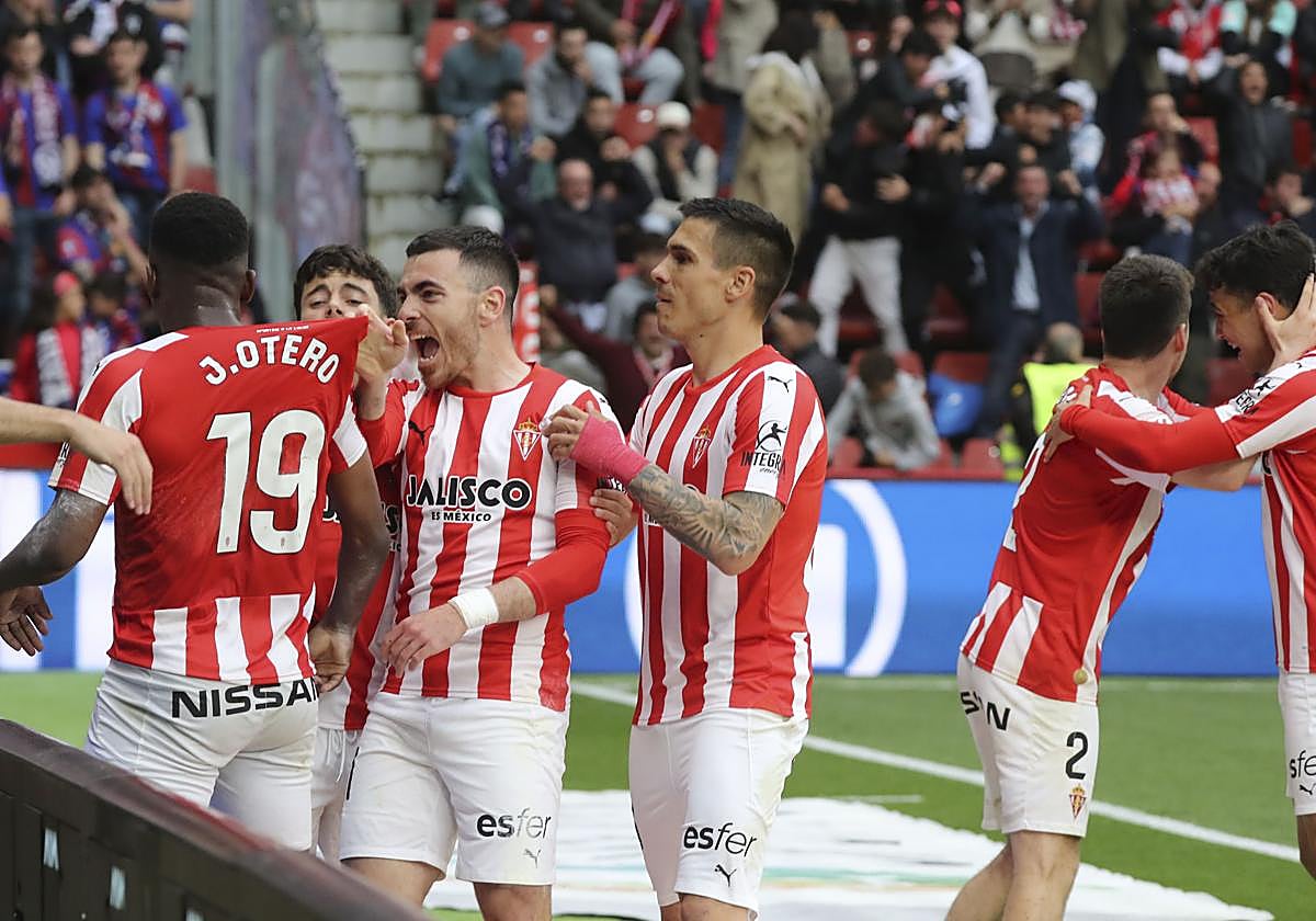 Campuzano celebra con Otero el gol que dio la victoria al Sporting ante el Eibar.