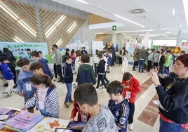 Los alumnos, compartiendo sus trabajos en el mercado posterior a las presentaciones.