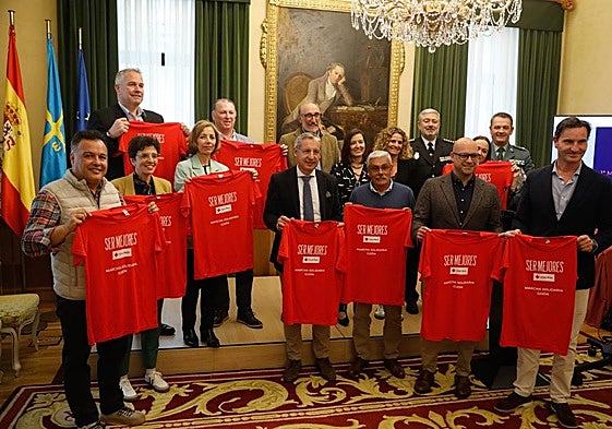 Cruz Roja presentó su marcha solidaria en el Consistorio, apoyada por los ediles y la Policía Nacional.