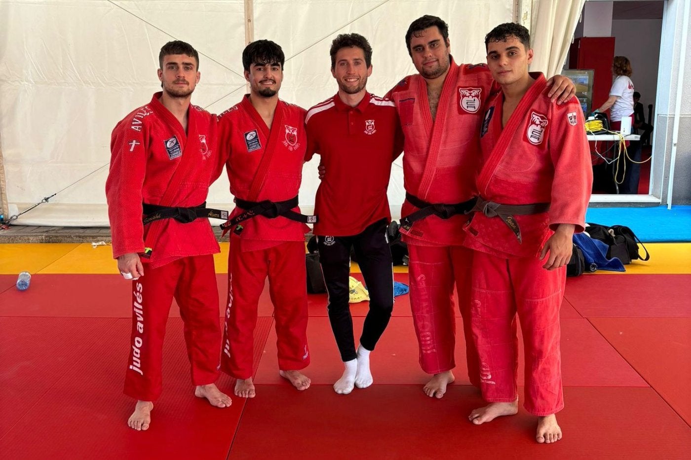 Lara, Corral, Ricardo, Adrián e Iván.