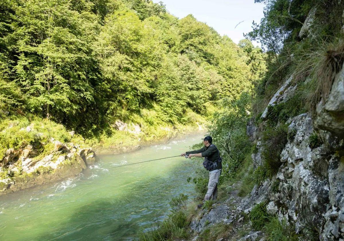 Un pescador, en una imagen de archivo, en el Coto Jaces, donde el accidentado se cayó al agua.