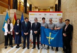 La directora general de Actividad Física y Deporte, Manuela Fernández; la consejera de Cultura, Política Llingüística y Deporte, Vanessa Gutiérrez; el presidente del Principado de Asturias, Adrián Barbón; el presidente del Comité Paralímpico Español, Miguel Carballeda; la remera Verónica Rodríguez; el corredor Alberto Suárez; el lanzador de peso, David Fernández, y el vicepresidente del Comité Paralímpico Español, Alberto Durán.