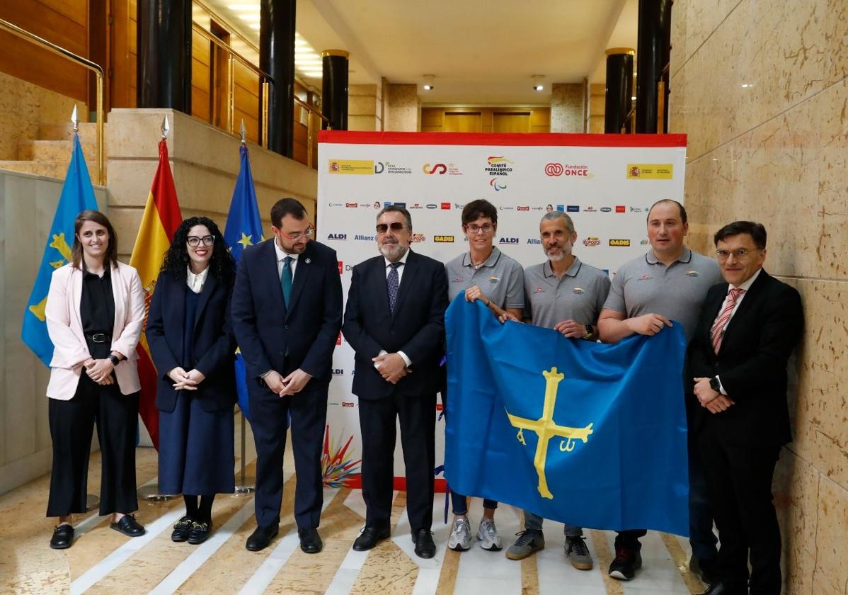 La directora general de Actividad Física y Deporte, Manuela Fernández; la consejera de Cultura, Política Llingüística y Deporte, Vanessa Gutiérrez; el presidente del Principado de Asturias, Adrián Barbón; el presidente del Comité Paralímpico Español, Miguel Carballeda; la remera Verónica Rodríguez; el corredor Alberto Suárez; el lanzador de peso, David Fernández, y el vicepresidente del Comité Paralímpico Español, Alberto Durán.