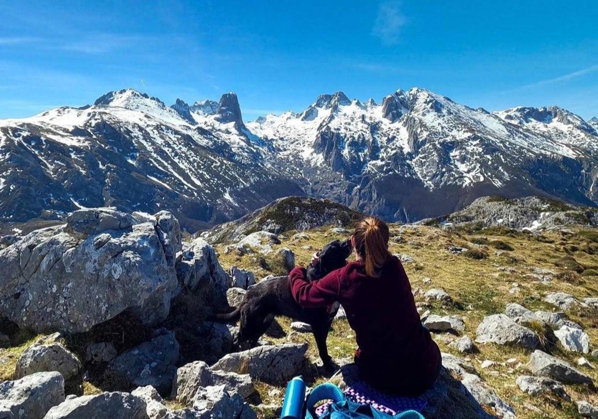 María Esther Fernández y 'Xila' contemplando el picu Urriellu durante una de sus caminatas