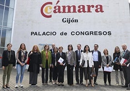 Miembros de la junta directiva del recinto ferial, con Carmen Moriyón y Nieves Roqueñí en el centro.