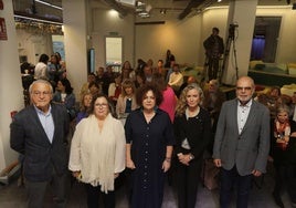 Rodolfo Gutiérrez, Chelo Tuya, Marta del Arco, Leticia Álvarez y José Manuel Fresno, antes de empezar la jornada sobre los retos de los servicios sociales.