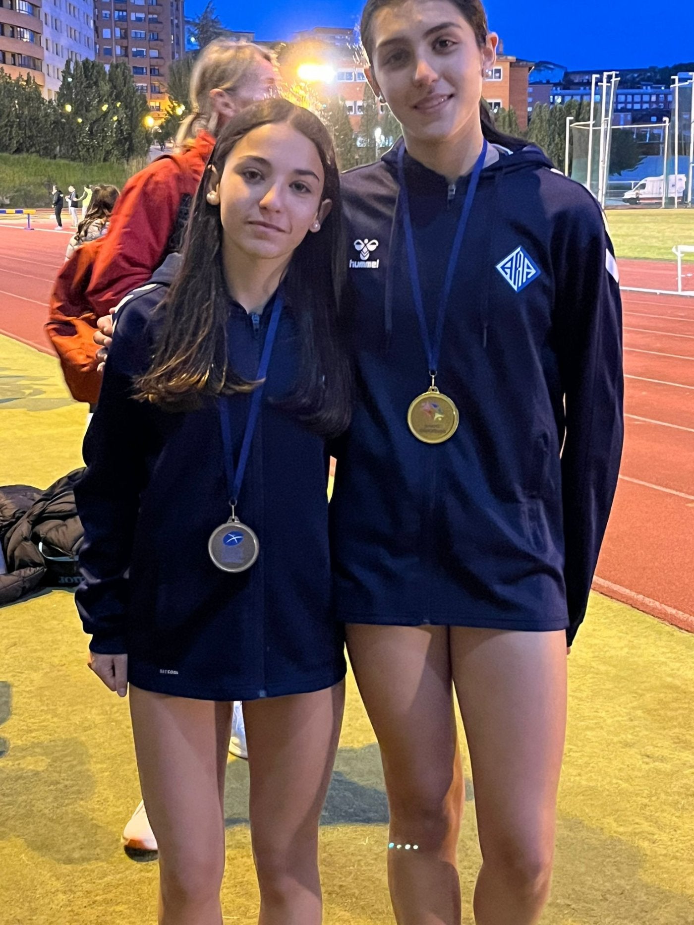 Zoe González, plata en 600 m. y Lucía Gonzalez, oro en 100 metros vallas.