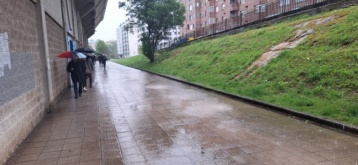 La acera de Juan Ochoa, intransitable por el agua caída de la grada de Juan Ochoa en el partido ante el Ourense.