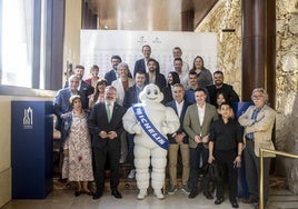 Foto de familia con los responsables de los establecimientos distinguidos y el muñeco Michelin.