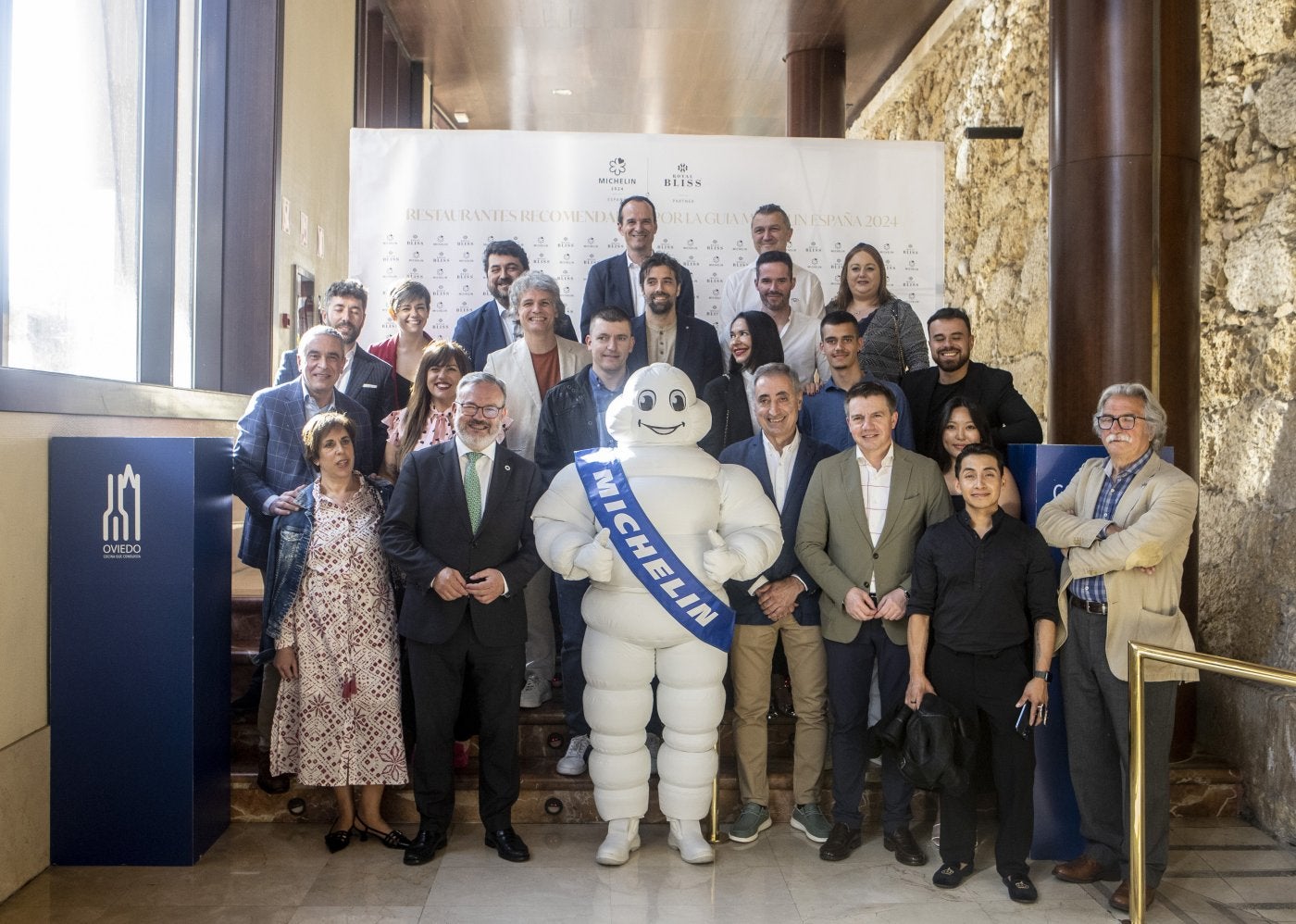 Foto de familia con los responsables de los establecimientos distinguidos y el muñeco Michelin.