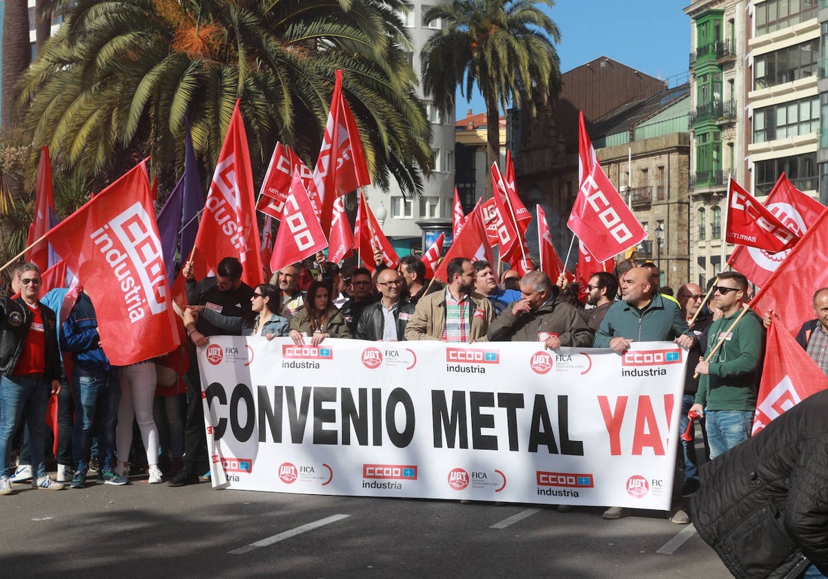 Protesta convocada la pasada semana por los sindicatos ante la sede de Femetal, en Gijón.