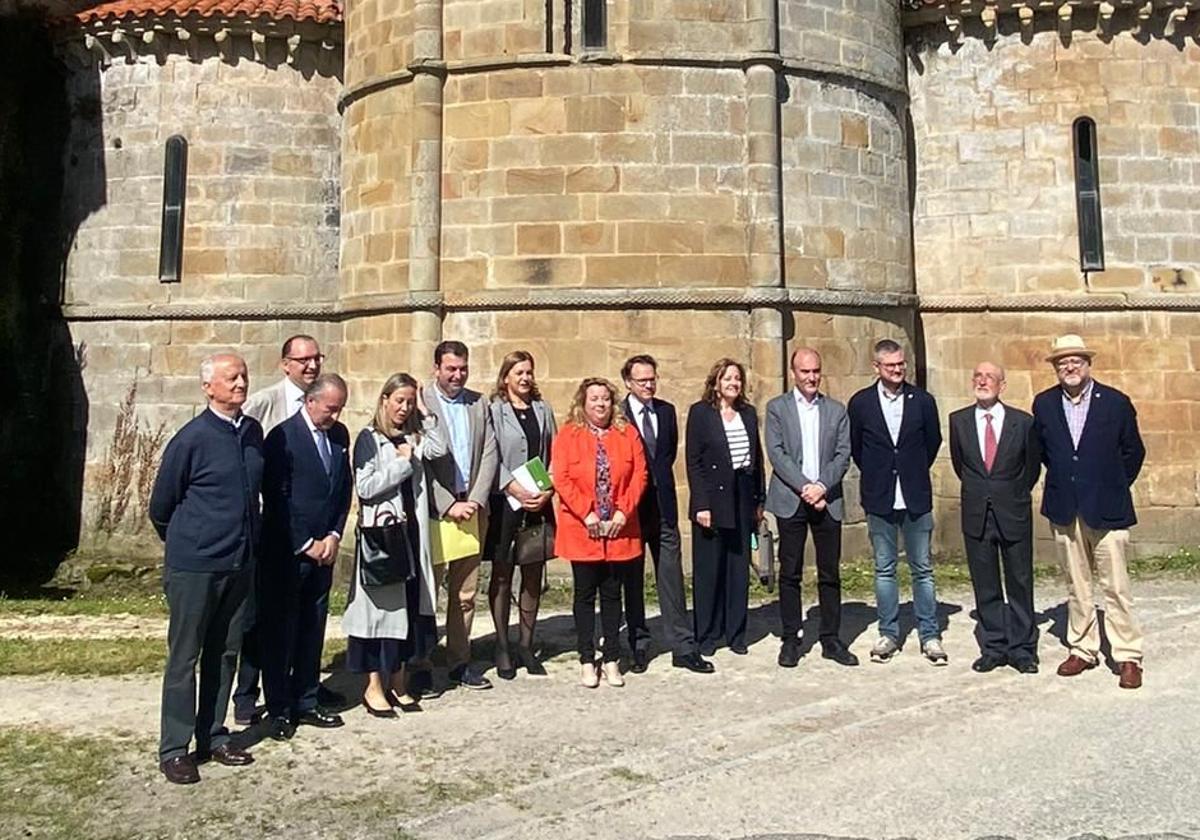 Los representantes de la Fundación Valdés-Salas, de la Fundación Banco Sabadell, del Ayuntamiento de Salas, de la Consejería de Cultura y del Arzobispado de Oviedo, con el autor principal del libro, Miguel Calleja Puerta (octavo por la izquierda) junto al ábside de la iglesia del monasterio de San Salvador de Cornellana, con la torre vieja a la izquierda.