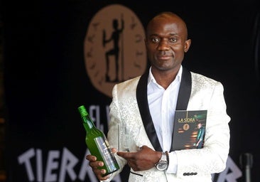 El mejor escanciador de sidra de Asturias cuenta su vida en un libro