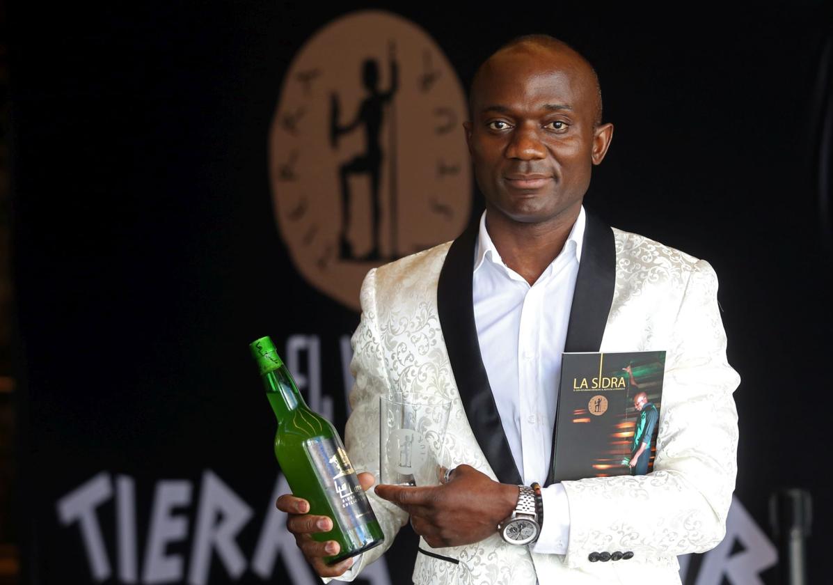 El mejor escanciador de sidra de Asturias cuenta su vida en un libro