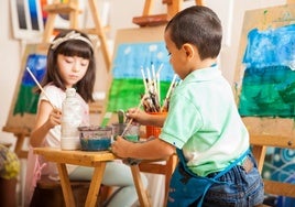 Niños participantes en un programa de educación artística.