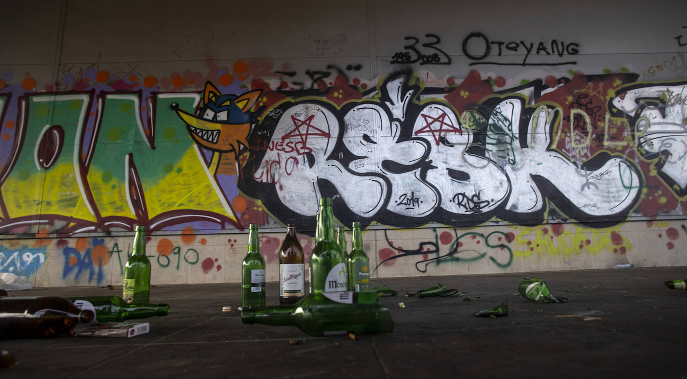 Basura, cristales y pintadas en el Palacio de los Niños en Oviedo