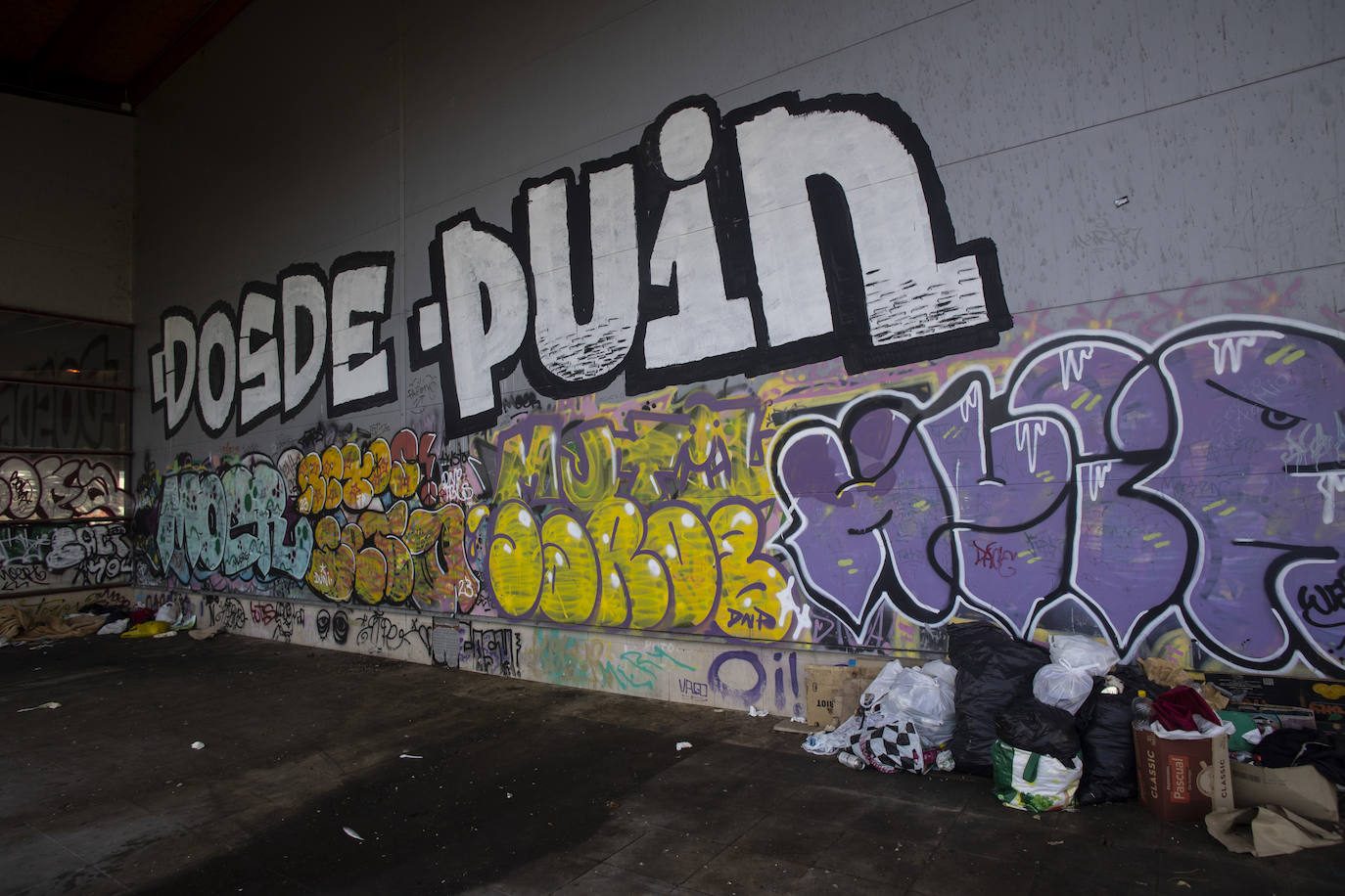 Basura, cristales y pintadas en el Palacio de los Niños en Oviedo