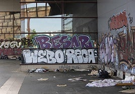 Basura, cristales y pintadas en el Palacio de los Niños en Oviedo