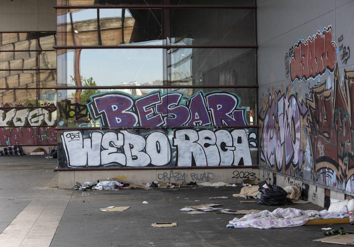 Basura, cristales y pintadas en el Palacio de los Niños en Oviedo