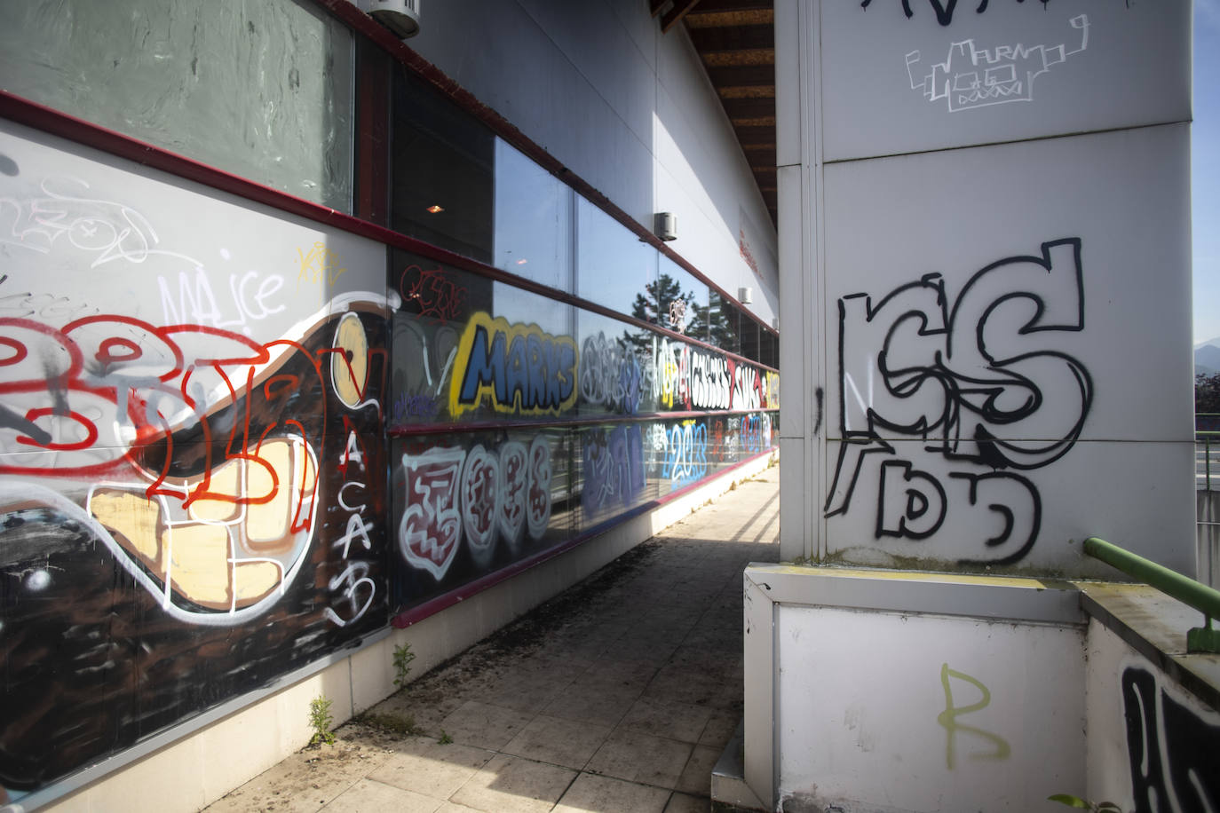 Basura, cristales y pintadas en el Palacio de los Niños en Oviedo