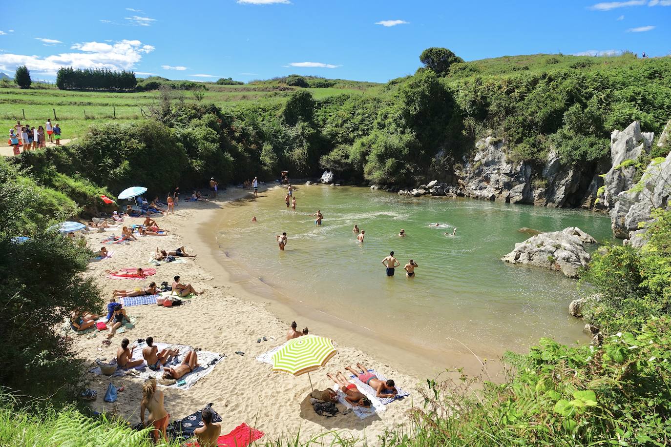 Bañistas en la playa de Gulpiyuri.