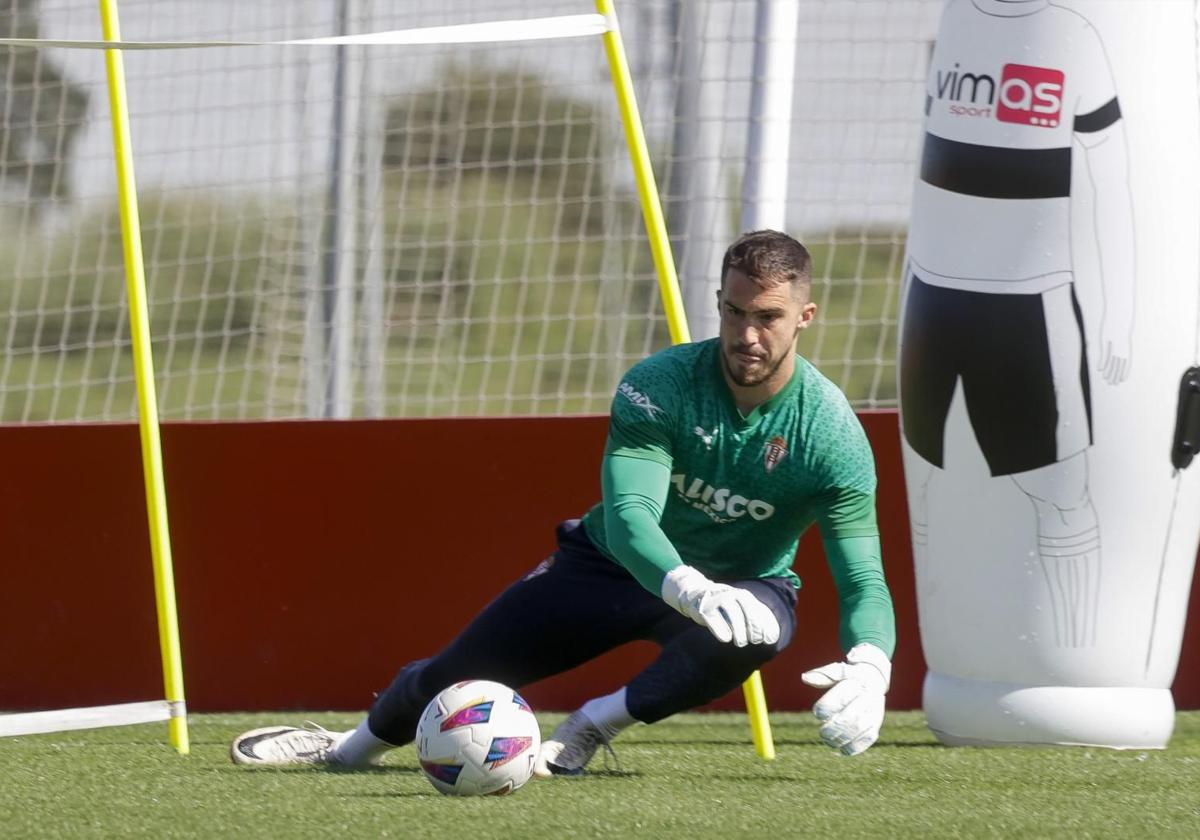 Yáñez, en el entrenamiento del Sporting esta mañana.