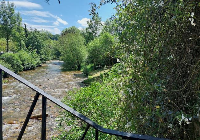 Vistas al río desde el puente por el que se accede al Santuario de la Cueva y a la senda de la Peridiella