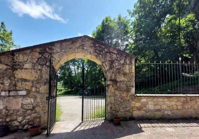 Puerta por la que se accede a la senda de la Peridiella desde el interior del Santuario de la Cueva