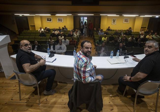 Los responsables de UGT FICA, antes de comenzar la asamblea.