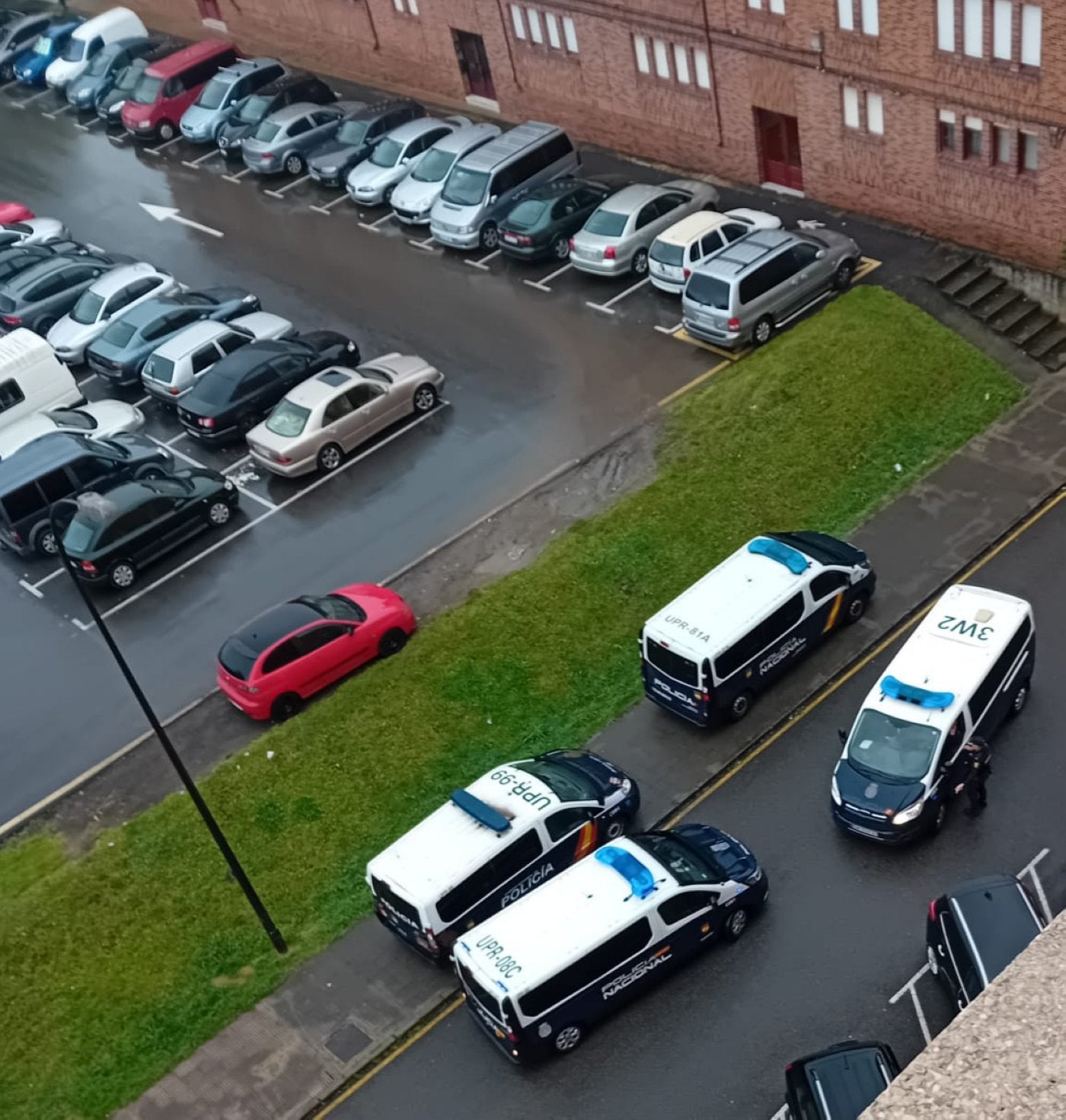 Los agentes que registraron el piso y procedieron a las detenciones llegaron en cuatro furgones.