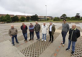 Responsables municipales y de la asociación de vecinos, en el nuevo aparcamiento de Montiana.