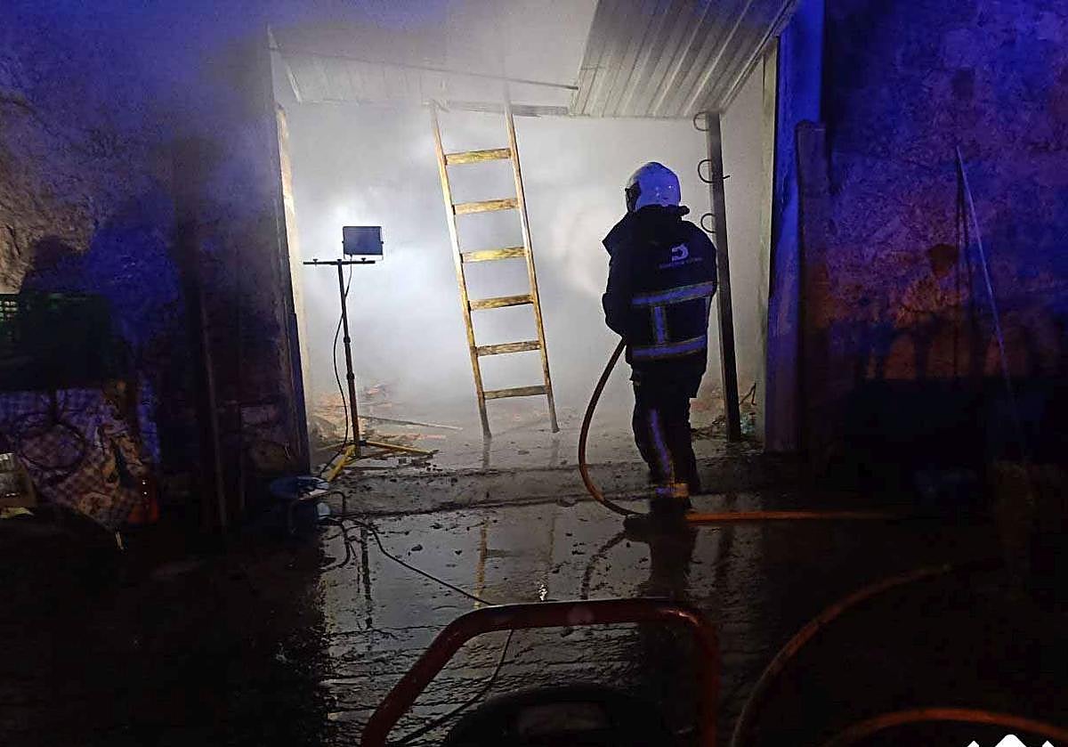 Dos intoxicados en el incendio de su vivienda en Sobrescobio durante la madrugada